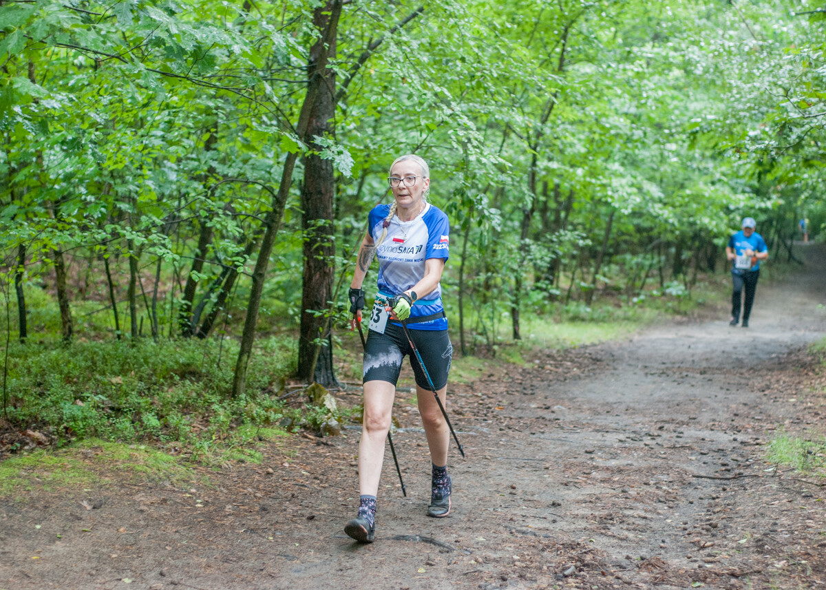 Za nami sierpniowa odsłona tegorocznej serii Biegu Dzika. Mimo niepogody, na starcie stawił się tłum uczestników, zarówno biegaczy, jak i zawodników nordic walking.