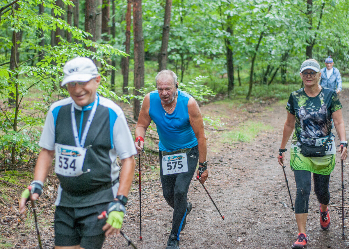 Za nami sierpniowa odsłona tegorocznej serii Biegu Dzika. Mimo niepogody, na starcie stawił się tłum uczestników, zarówno biegaczy, jak i zawodników nordic walking.