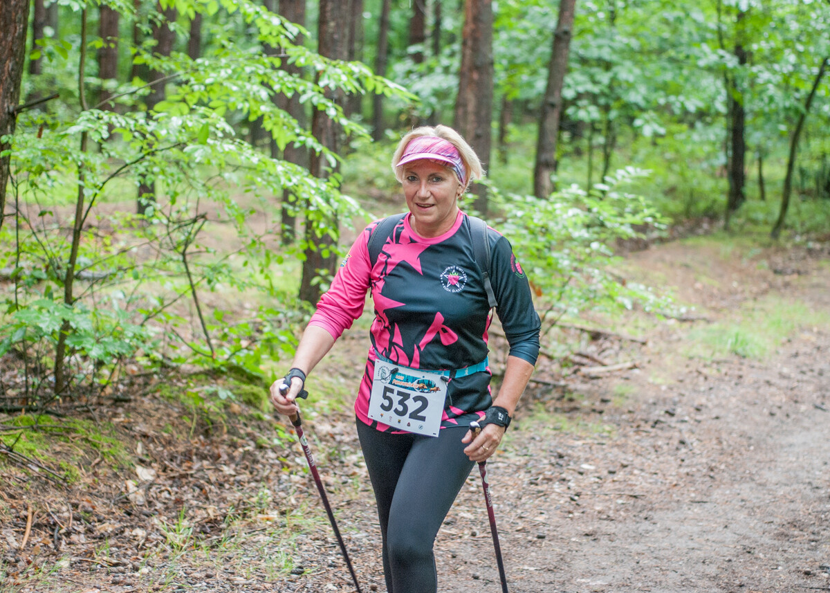 Za nami sierpniowa odsłona tegorocznej serii Biegu Dzika. Mimo niepogody, na starcie stawił się tłum uczestników, zarówno biegaczy, jak i zawodników nordic walking.