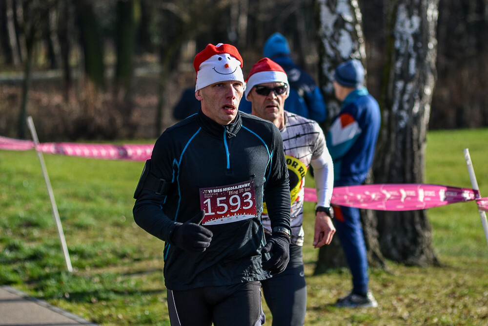 Kolejny raz Dolina Trzech Stawów zamieniła się w wielką mikołajkową bieżnię. Kilkaset osób wzięło udział w corocznych, szóstych już zawodach pod nazwą Bieg Mikołajkowy. Byliśmy i my, mamy zdjęcia!