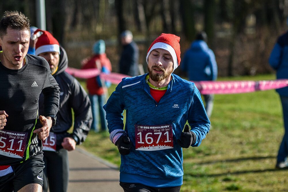 Kolejny raz Dolina Trzech Stawów zamieniła się w wielką mikołajkową bieżnię. Kilkaset osób wzięło udział w corocznych, szóstych już zawodach pod nazwą Bieg Mikołajkowy. Byliśmy i my, mamy zdjęcia!
