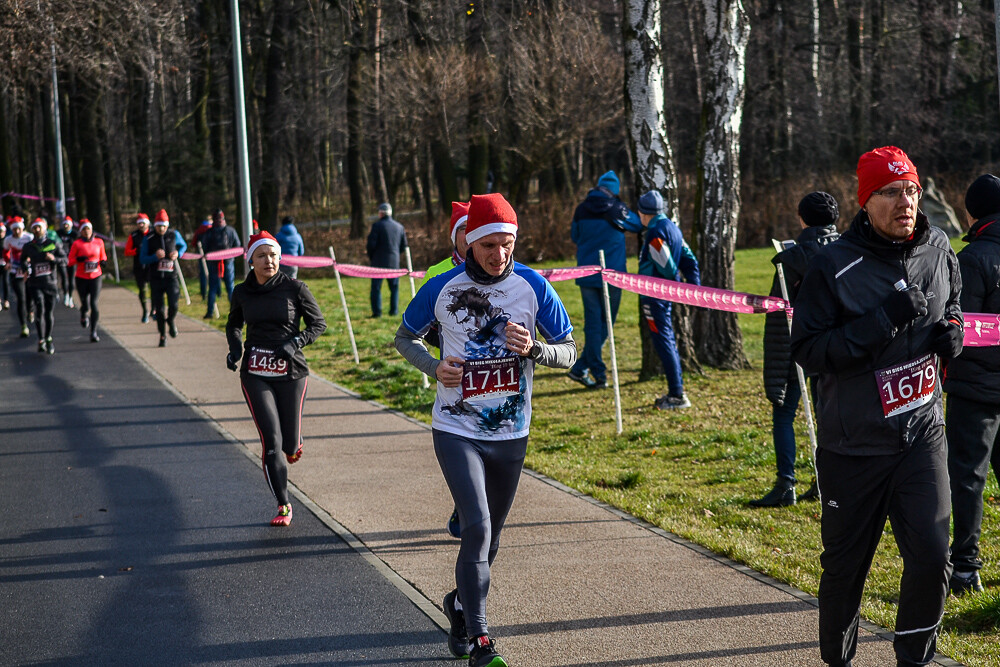 Kolejny raz Dolina Trzech Stawów zamieniła się w wielką mikołajkową bieżnię. Kilkaset osób wzięło udział w corocznych, szóstych już zawodach pod nazwą Bieg Mikołajkowy. Byliśmy i my, mamy zdjęcia!
