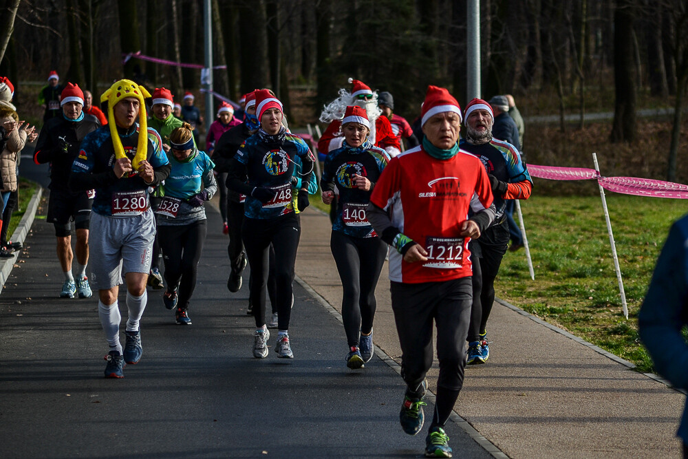 Kolejny raz Dolina Trzech Stawów zamieniła się w wielką mikołajkową bieżnię. Kilkaset osób wzięło udział w corocznych, szóstych już zawodach pod nazwą Bieg Mikołajkowy. Byliśmy i my, mamy zdjęcia!