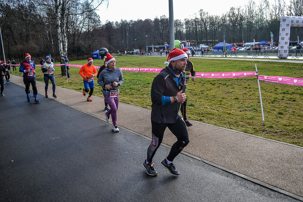 Kolejny raz Dolina Trzech Stawów zamieniła się w wielką mikołajkową bieżnię. Kilkaset osób wzięło udział w corocznych, szóstych już zawodach pod nazwą Bieg Mikołajkowy. Byliśmy i my, mamy zdjęcia!