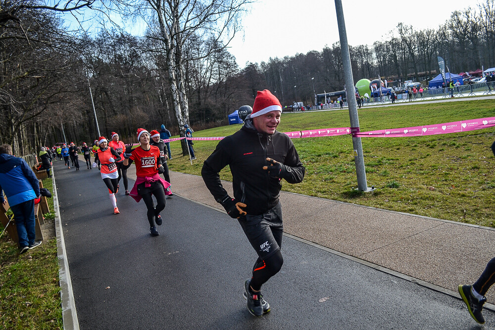 Kolejny raz Dolina Trzech Stawów zamieniła się w wielką mikołajkową bieżnię. Kilkaset osób wzięło udział w corocznych, szóstych już zawodach pod nazwą Bieg Mikołajkowy. Byliśmy i my, mamy zdjęcia!