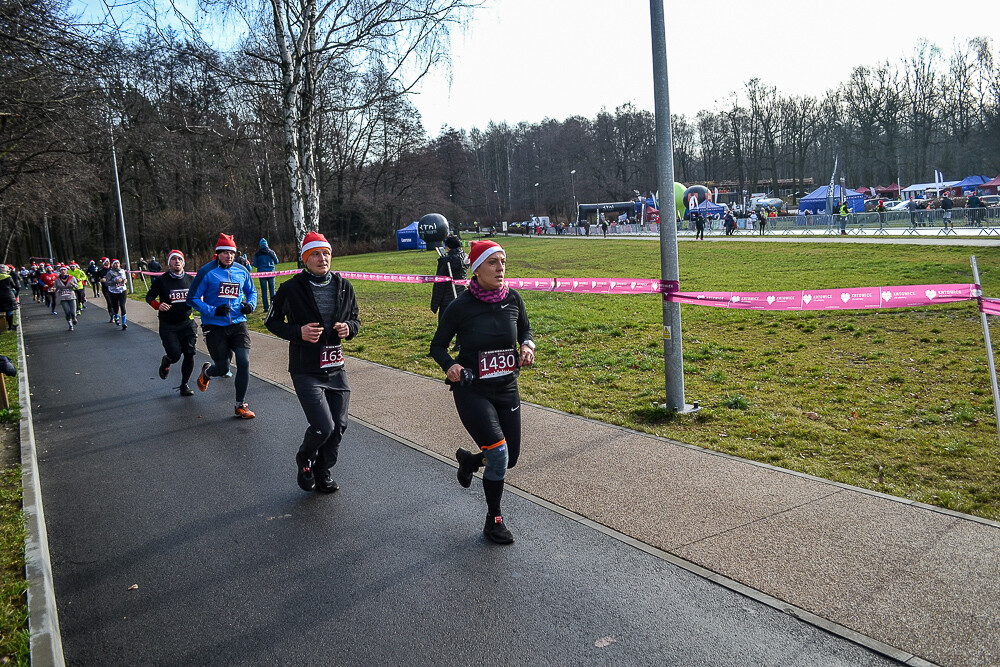 Kolejny raz Dolina Trzech Stawów zamieniła się w wielką mikołajkową bieżnię. Kilkaset osób wzięło udział w corocznych, szóstych już zawodach pod nazwą Bieg Mikołajkowy. Byliśmy i my, mamy zdjęcia!