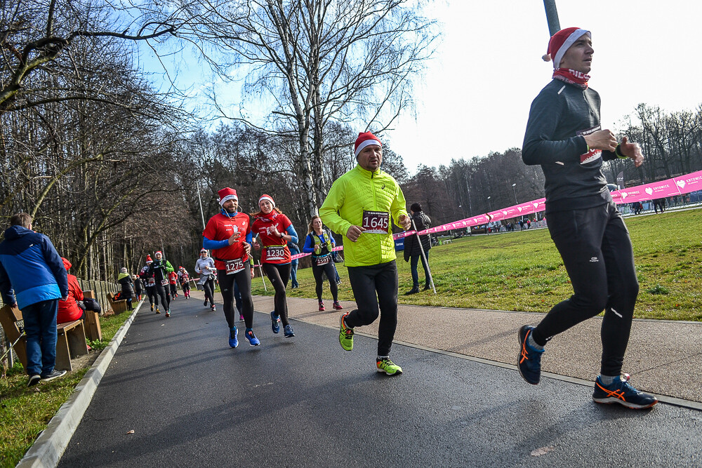 Kolejny raz Dolina Trzech Stawów zamieniła się w wielką mikołajkową bieżnię. Kilkaset osób wzięło udział w corocznych, szóstych już zawodach pod nazwą Bieg Mikołajkowy. Byliśmy i my, mamy zdjęcia!