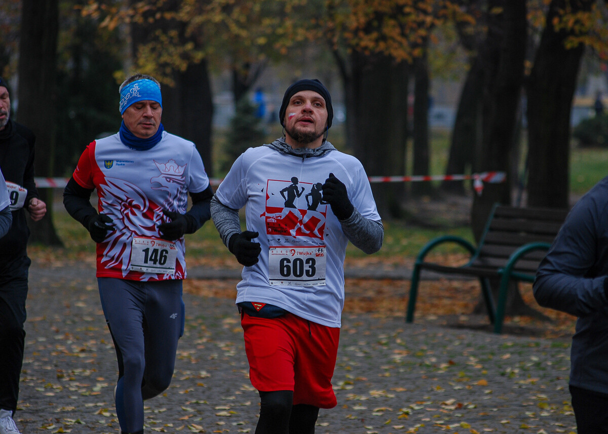 Za nami kolejna edycja zawodów, które na stałe wpisały się w biegowy kalendarz Katowic - Bieg Niepodległości im. Dziewięciu z "Wujka". Byliśmy na trasie, by udokumentować te zdarzenie.
