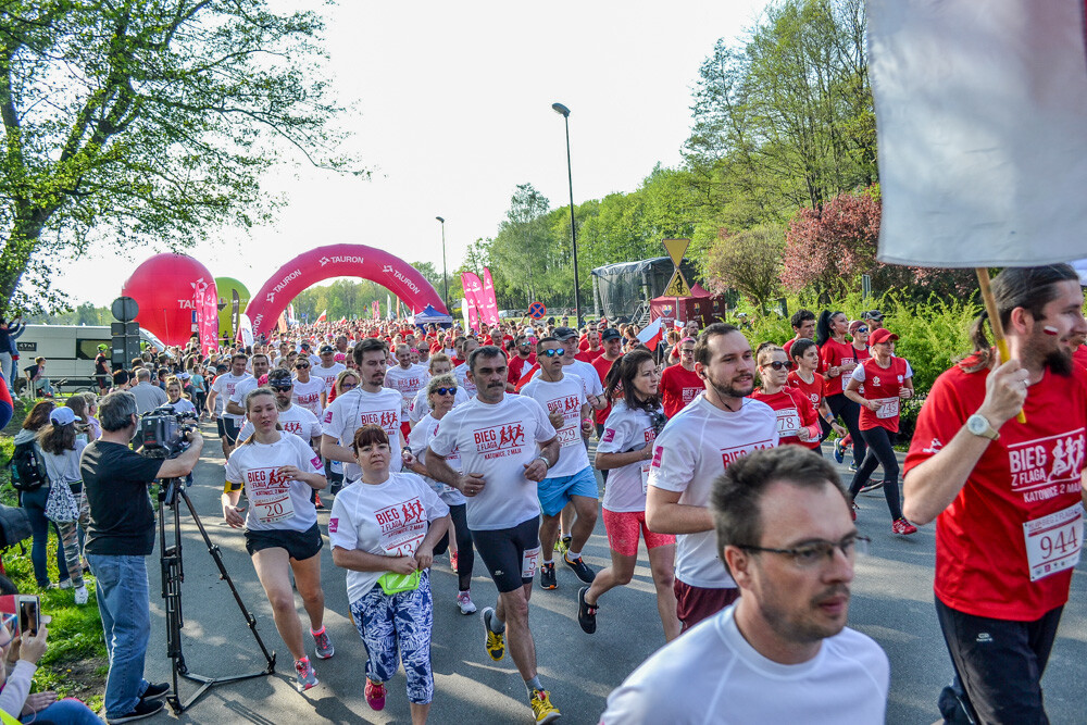 Około tysiąc osób wzięło udział w kolejnej edycji Biegu z Flagą na terenie Doliny Trzech Stawów w Katowicach. Biegacze i zawodnicy nordic walking w białych i czerwonych koszulkach ułożyli wspólnie długą na około sto metrów żywą flagę. Mamy zdjęcia!