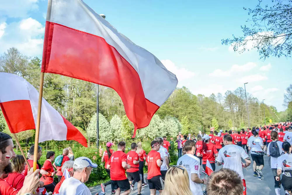 Około tysiąc osób wzięło udział w kolejnej edycji Biegu z Flagą na terenie Doliny Trzech Stawów w Katowicach. Biegacze i zawodnicy nordic walking w białych i czerwonych koszulkach ułożyli wspólnie długą na około sto metrów żywą flagę. Mamy zdjęcia!