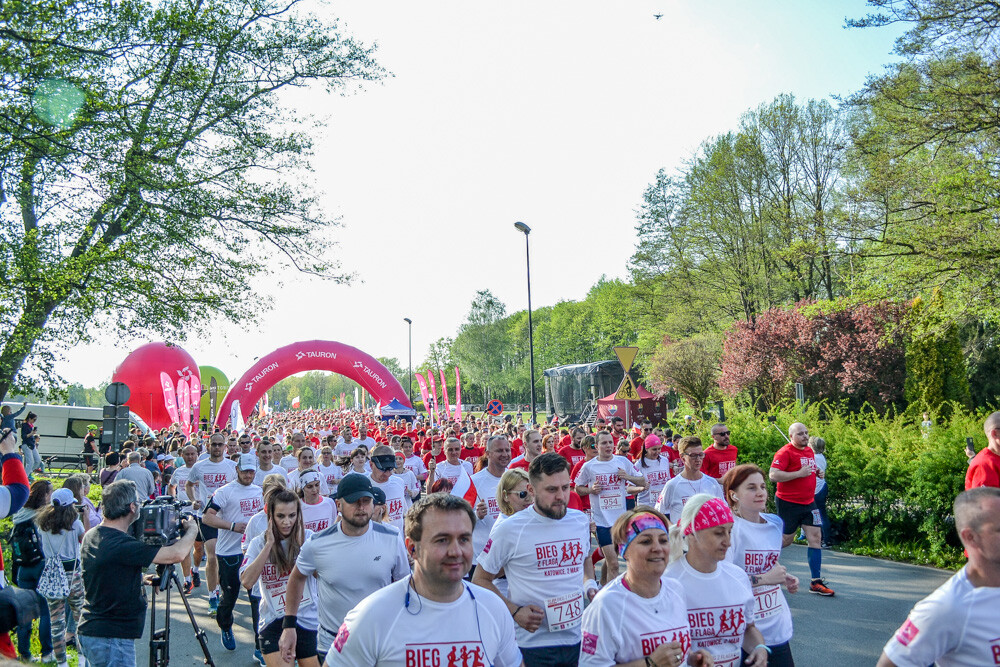 Około tysiąc osób wzięło udział w kolejnej edycji Biegu z Flagą na terenie Doliny Trzech Stawów w Katowicach. Biegacze i zawodnicy nordic walking w białych i czerwonych koszulkach ułożyli wspólnie długą na około sto metrów żywą flagę. Mamy zdjęcia!