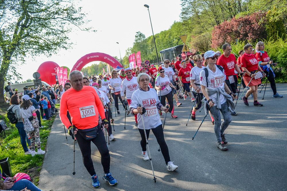 Około tysiąc osób wzięło udział w kolejnej edycji Biegu z Flagą na terenie Doliny Trzech Stawów w Katowicach. Biegacze i zawodnicy nordic walking w białych i czerwonych koszulkach ułożyli wspólnie długą na około sto metrów żywą flagę. Mamy zdjęcia!