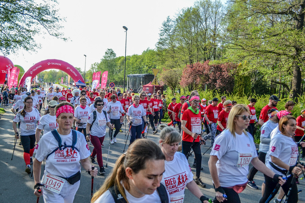 Około tysiąc osób wzięło udział w kolejnej edycji Biegu z Flagą na terenie Doliny Trzech Stawów w Katowicach. Biegacze i zawodnicy nordic walking w białych i czerwonych koszulkach ułożyli wspólnie długą na około sto metrów żywą flagę. Mamy zdjęcia!