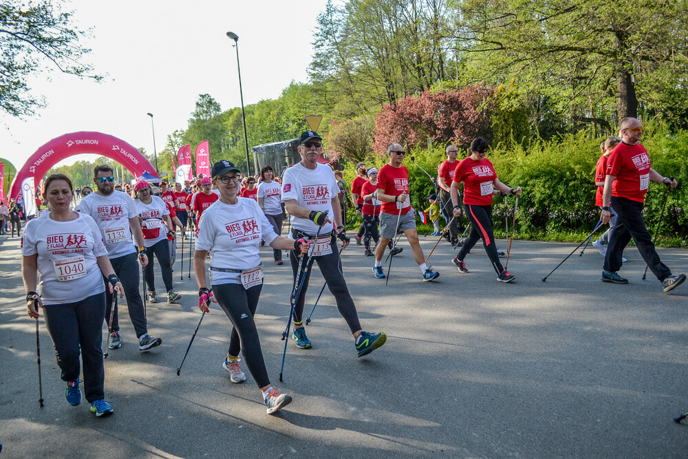 Około tysiąc osób wzięło udział w kolejnej edycji Biegu z Flagą na terenie Doliny Trzech Stawów w Katowicach. Biegacze i zawodnicy nordic walking w białych i czerwonych koszulkach ułożyli wspólnie długą na około sto metrów żywą flagę. Mamy zdjęcia!