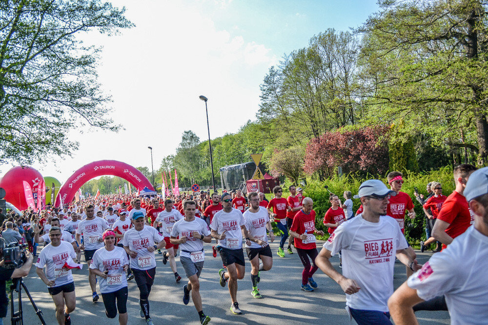 Około tysiąc osób wzięło udział w kolejnej edycji Biegu z Flagą na terenie Doliny Trzech Stawów w Katowicach. Biegacze i zawodnicy nordic walking w białych i czerwonych koszulkach ułożyli wspólnie długą na około sto metrów żywą flagę. Mamy zdjęcia!