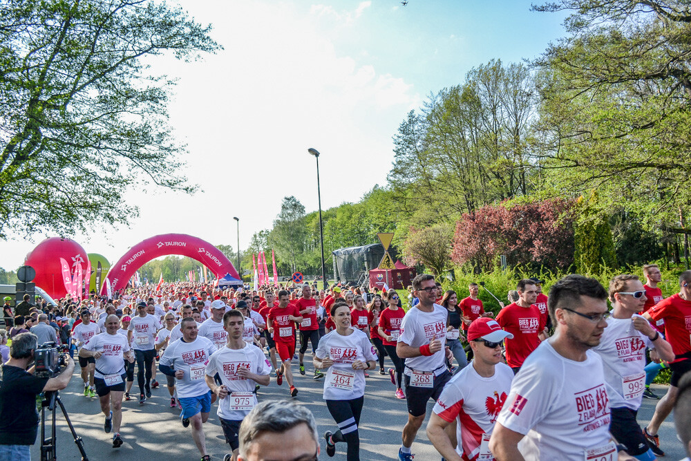 Około tysiąc osób wzięło udział w kolejnej edycji Biegu z Flagą na terenie Doliny Trzech Stawów w Katowicach. Biegacze i zawodnicy nordic walking w białych i czerwonych koszulkach ułożyli wspólnie długą na około sto metrów żywą flagę. Mamy zdjęcia!