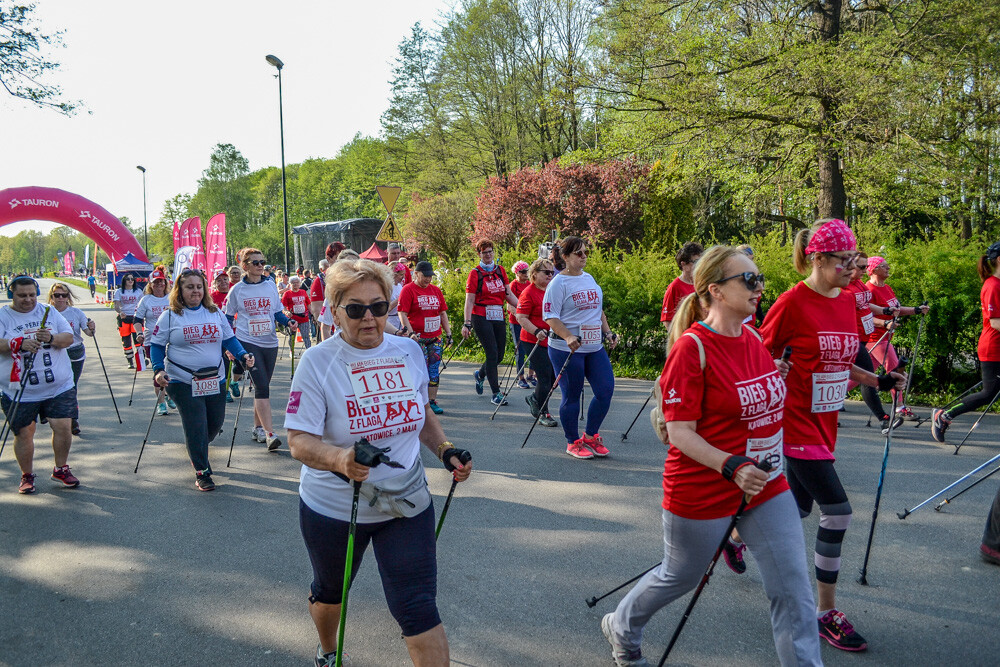 Około tysiąc osób wzięło udział w kolejnej edycji Biegu z Flagą na terenie Doliny Trzech Stawów w Katowicach. Biegacze i zawodnicy nordic walking w białych i czerwonych koszulkach ułożyli wspólnie długą na około sto metrów żywą flagę. Mamy zdjęcia!