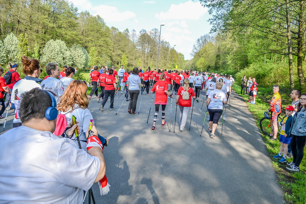 Około tysiąc osób wzięło udział w kolejnej edycji Biegu z Flagą na terenie Doliny Trzech Stawów w Katowicach. Biegacze i zawodnicy nordic walking w białych i czerwonych koszulkach ułożyli wspólnie długą na około sto metrów żywą flagę. Mamy zdjęcia!