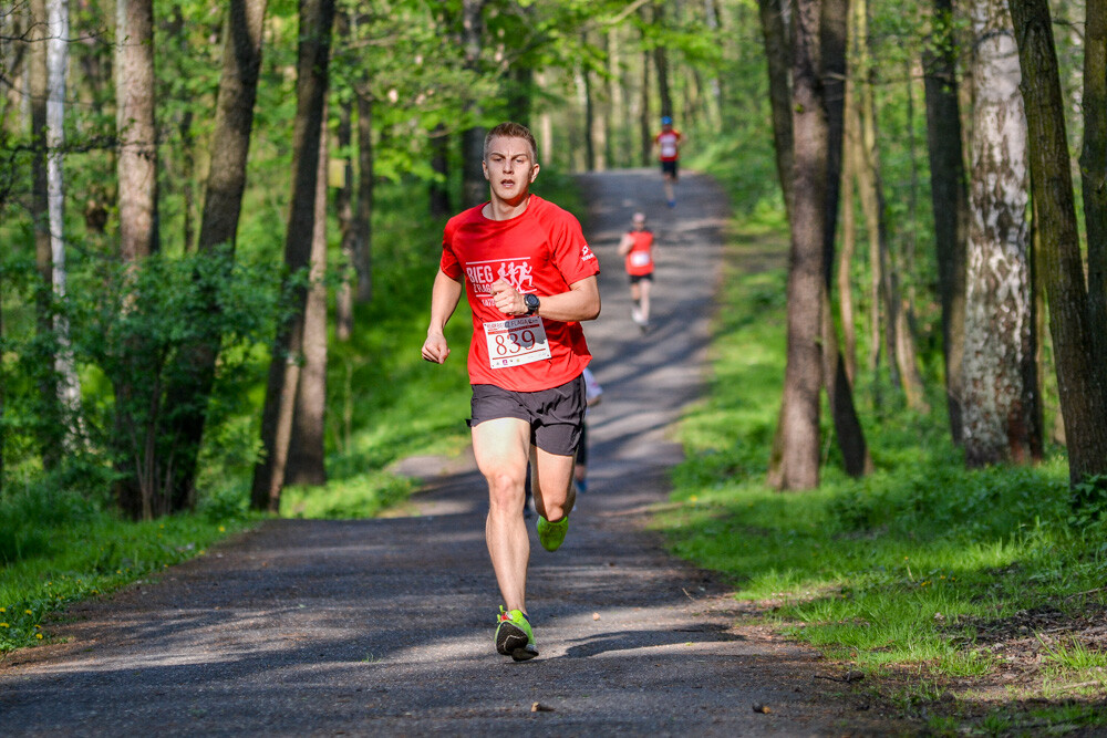 Około tysiąc osób wzięło udział w kolejnej edycji Biegu z Flagą na terenie Doliny Trzech Stawów w Katowicach. Biegacze i zawodnicy nordic walking w białych i czerwonych koszulkach ułożyli wspólnie długą na około sto metrów żywą flagę. Mamy zdjęcia!