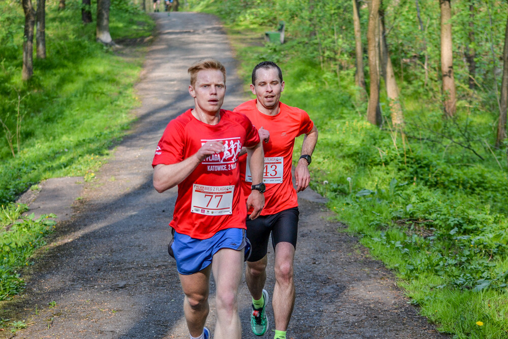 Około tysiąc osób wzięło udział w kolejnej edycji Biegu z Flagą na terenie Doliny Trzech Stawów w Katowicach. Biegacze i zawodnicy nordic walking w białych i czerwonych koszulkach ułożyli wspólnie długą na około sto metrów żywą flagę. Mamy zdjęcia!