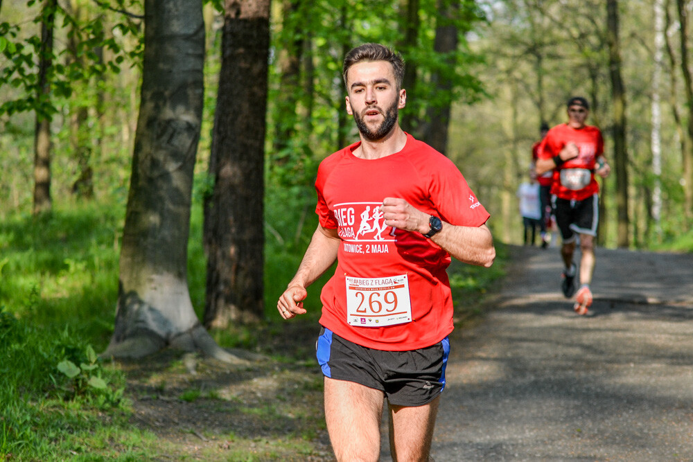 Około tysiąc osób wzięło udział w kolejnej edycji Biegu z Flagą na terenie Doliny Trzech Stawów w Katowicach. Biegacze i zawodnicy nordic walking w białych i czerwonych koszulkach ułożyli wspólnie długą na około sto metrów żywą flagę. Mamy zdjęcia!