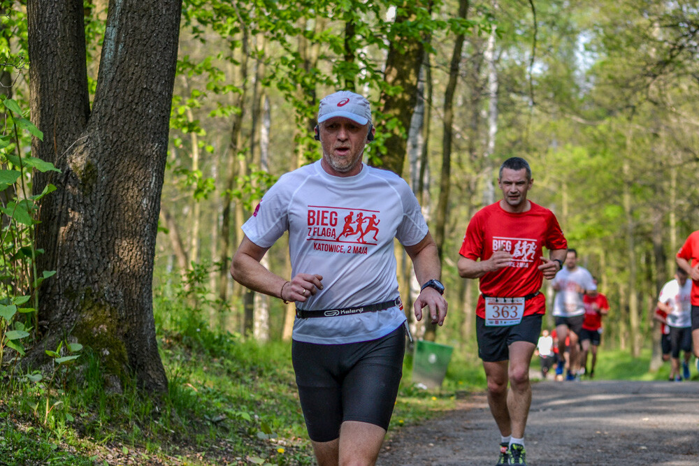 Około tysiąc osób wzięło udział w kolejnej edycji Biegu z Flagą na terenie Doliny Trzech Stawów w Katowicach. Biegacze i zawodnicy nordic walking w białych i czerwonych koszulkach ułożyli wspólnie długą na około sto metrów żywą flagę. Mamy zdjęcia!