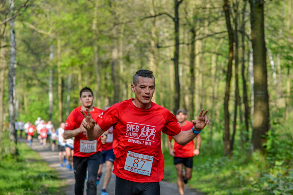 Około tysiąc osób wzięło udział w kolejnej edycji Biegu z Flagą na terenie Doliny Trzech Stawów w Katowicach. Biegacze i zawodnicy nordic walking w białych i czerwonych koszulkach ułożyli wspólnie długą na około sto metrów żywą flagę. Mamy zdjęcia!