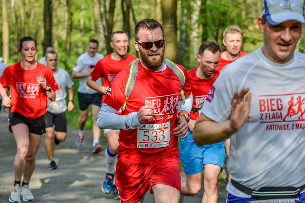 Około tysiąc osób wzięło udział w kolejnej edycji Biegu z Flagą na terenie Doliny Trzech Stawów w Katowicach. Biegacze i zawodnicy nordic walking w białych i czerwonych koszulkach ułożyli wspólnie długą na około sto metrów żywą flagę. Mamy zdjęcia!