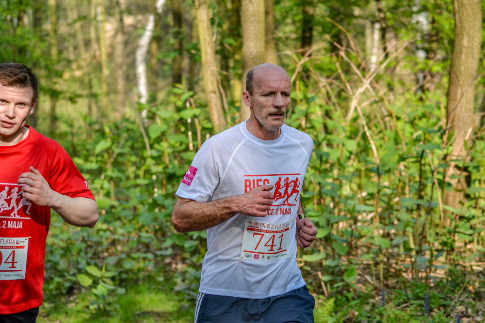 Około tysiąc osób wzięło udział w kolejnej edycji Biegu z Flagą na terenie Doliny Trzech Stawów w Katowicach. Biegacze i zawodnicy nordic walking w białych i czerwonych koszulkach ułożyli wspólnie długą na około sto metrów żywą flagę. Mamy zdjęcia!