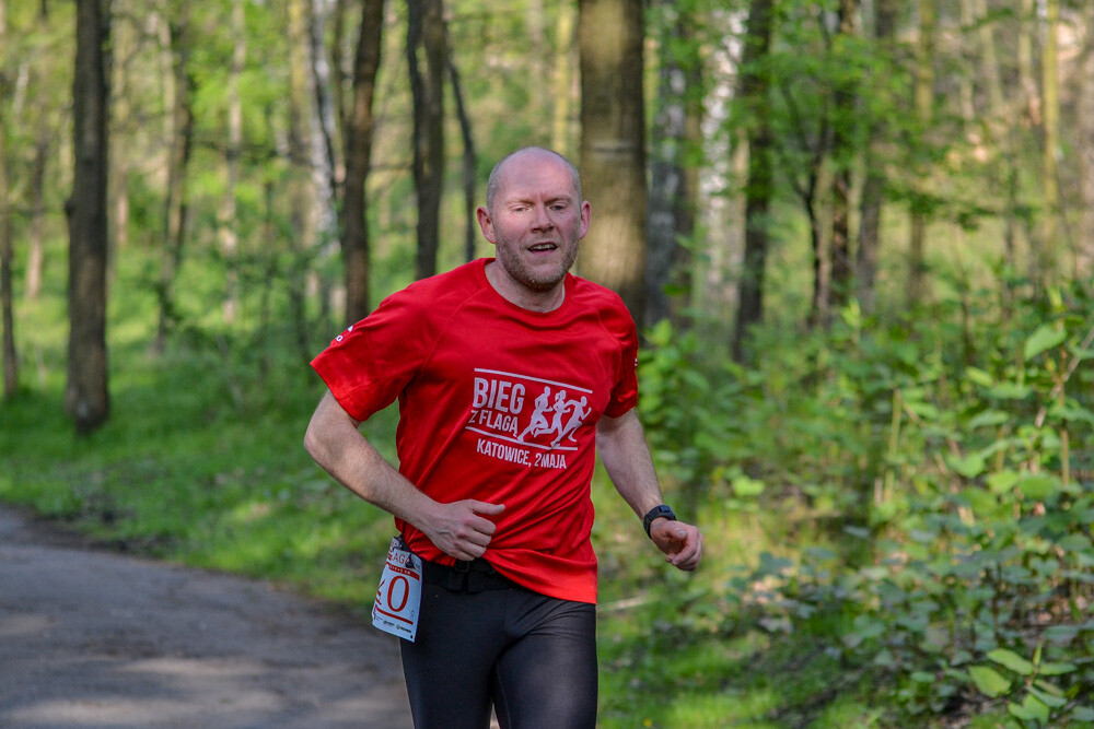 Około tysiąc osób wzięło udział w kolejnej edycji Biegu z Flagą na terenie Doliny Trzech Stawów w Katowicach. Biegacze i zawodnicy nordic walking w białych i czerwonych koszulkach ułożyli wspólnie długą na około sto metrów żywą flagę. Mamy zdjęcia!