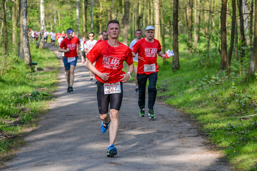 Około tysiąc osób wzięło udział w kolejnej edycji Biegu z Flagą na terenie Doliny Trzech Stawów w Katowicach. Biegacze i zawodnicy nordic walking w białych i czerwonych koszulkach ułożyli wspólnie długą na około sto metrów żywą flagę. Mamy zdjęcia!