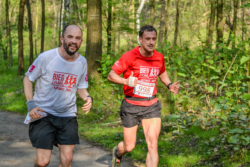 Około tysiąc osób wzięło udział w kolejnej edycji Biegu z Flagą na terenie Doliny Trzech Stawów w Katowicach. Biegacze i zawodnicy nordic walking w białych i czerwonych koszulkach ułożyli wspólnie długą na około sto metrów żywą flagę. Mamy zdjęcia!