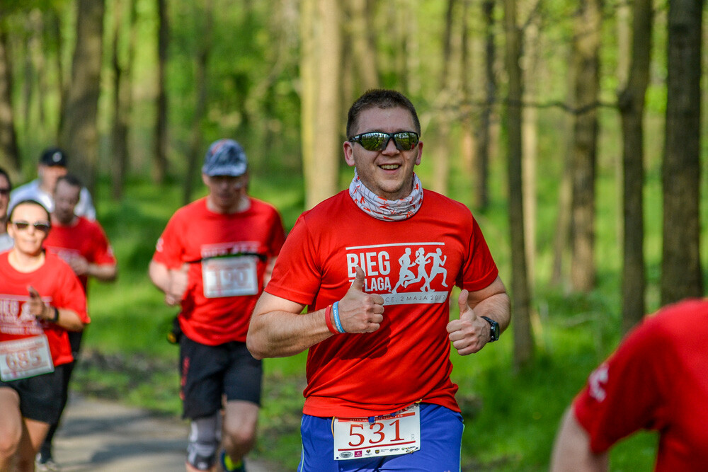 Około tysiąc osób wzięło udział w kolejnej edycji Biegu z Flagą na terenie Doliny Trzech Stawów w Katowicach. Biegacze i zawodnicy nordic walking w białych i czerwonych koszulkach ułożyli wspólnie długą na około sto metrów żywą flagę. Mamy zdjęcia!