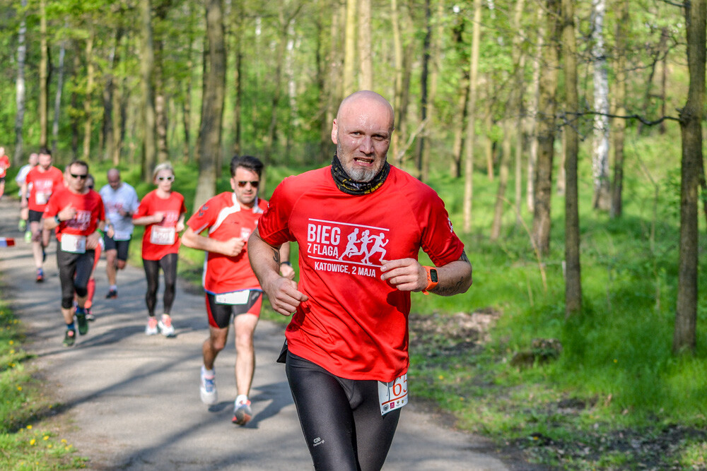 Około tysiąc osób wzięło udział w kolejnej edycji Biegu z Flagą na terenie Doliny Trzech Stawów w Katowicach. Biegacze i zawodnicy nordic walking w białych i czerwonych koszulkach ułożyli wspólnie długą na około sto metrów żywą flagę. Mamy zdjęcia!