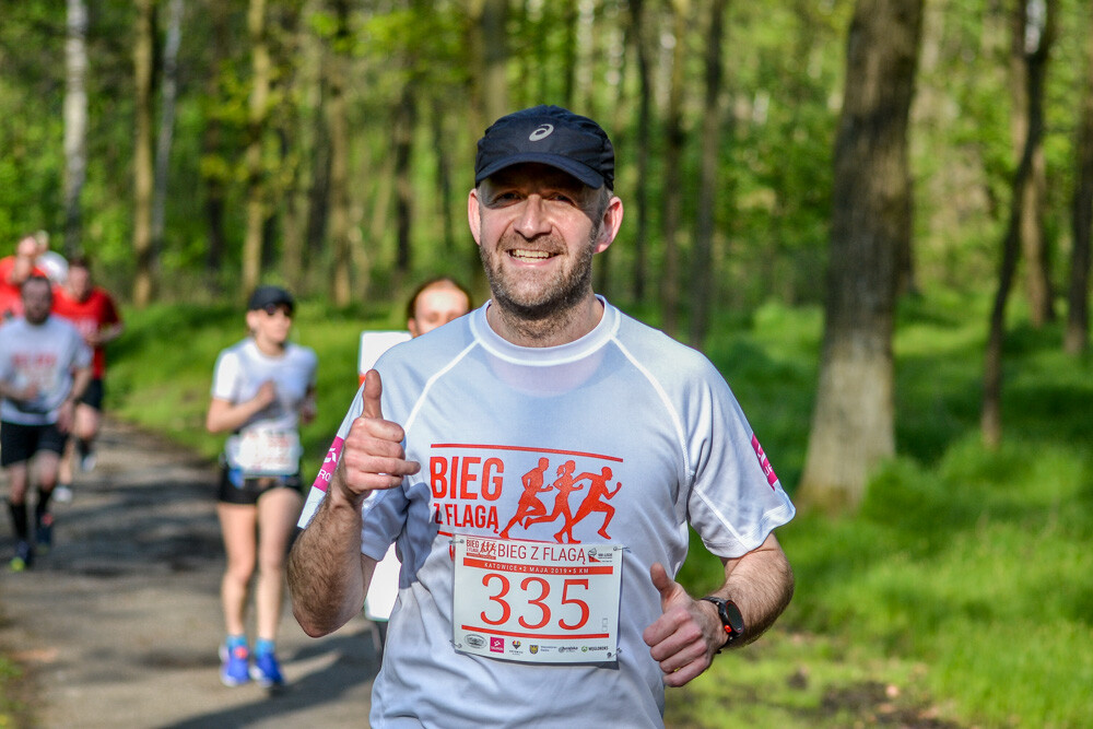 Około tysiąc osób wzięło udział w kolejnej edycji Biegu z Flagą na terenie Doliny Trzech Stawów w Katowicach. Biegacze i zawodnicy nordic walking w białych i czerwonych koszulkach ułożyli wspólnie długą na około sto metrów żywą flagę. Mamy zdjęcia!