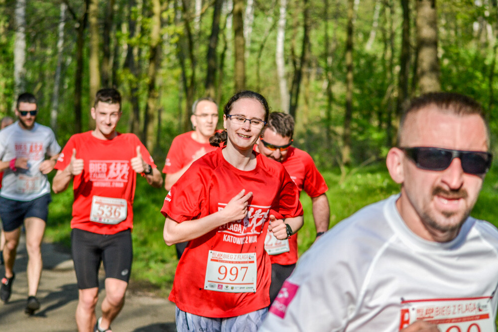 Około tysiąc osób wzięło udział w kolejnej edycji Biegu z Flagą na terenie Doliny Trzech Stawów w Katowicach. Biegacze i zawodnicy nordic walking w białych i czerwonych koszulkach ułożyli wspólnie długą na około sto metrów żywą flagę. Mamy zdjęcia!