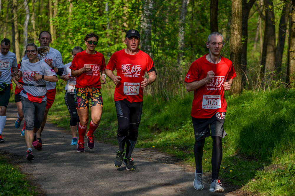 Około tysiąc osób wzięło udział w kolejnej edycji Biegu z Flagą na terenie Doliny Trzech Stawów w Katowicach. Biegacze i zawodnicy nordic walking w białych i czerwonych koszulkach ułożyli wspólnie długą na około sto metrów żywą flagę. Mamy zdjęcia!
