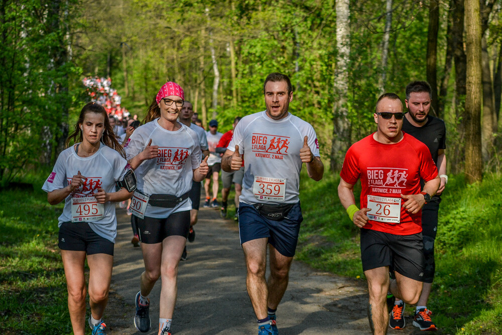 Około tysiąc osób wzięło udział w kolejnej edycji Biegu z Flagą na terenie Doliny Trzech Stawów w Katowicach. Biegacze i zawodnicy nordic walking w białych i czerwonych koszulkach ułożyli wspólnie długą na około sto metrów żywą flagę. Mamy zdjęcia!