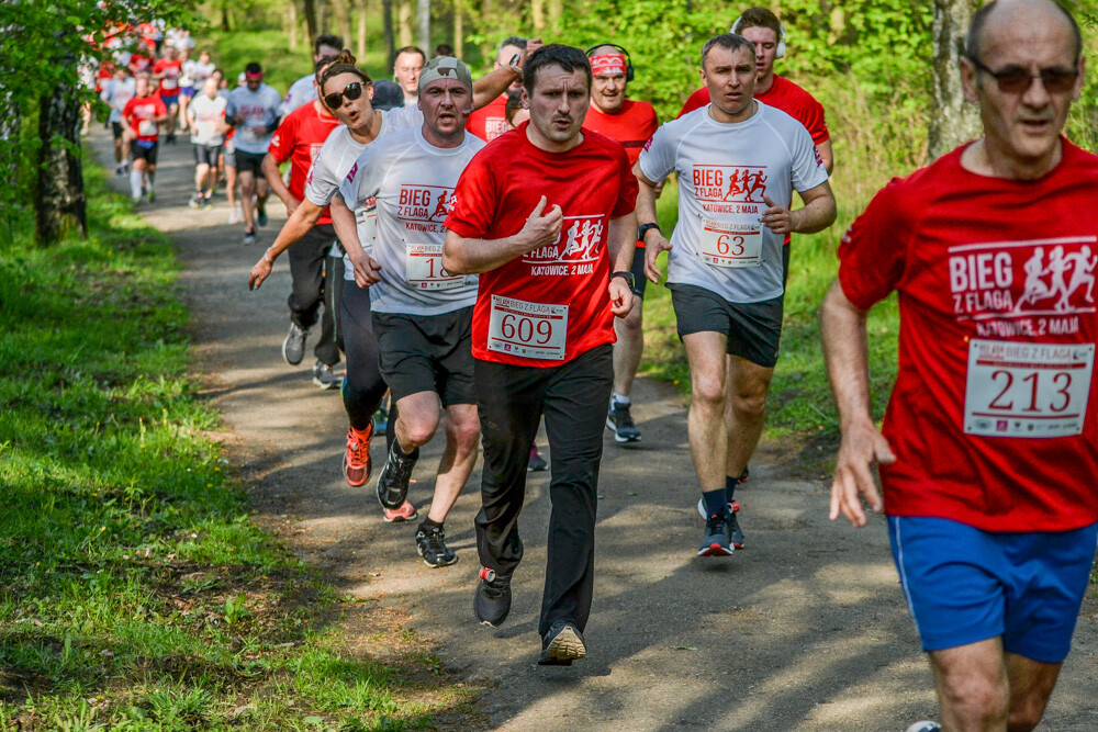 Około tysiąc osób wzięło udział w kolejnej edycji Biegu z Flagą na terenie Doliny Trzech Stawów w Katowicach. Biegacze i zawodnicy nordic walking w białych i czerwonych koszulkach ułożyli wspólnie długą na około sto metrów żywą flagę. Mamy zdjęcia!
