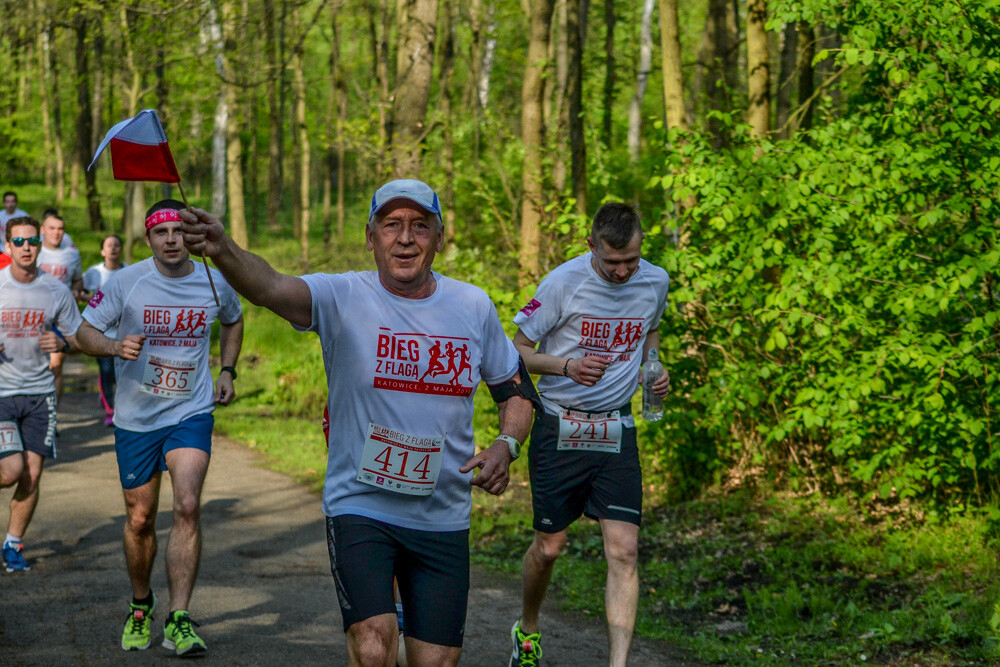 Około tysiąc osób wzięło udział w kolejnej edycji Biegu z Flagą na terenie Doliny Trzech Stawów w Katowicach. Biegacze i zawodnicy nordic walking w białych i czerwonych koszulkach ułożyli wspólnie długą na około sto metrów żywą flagę. Mamy zdjęcia!
