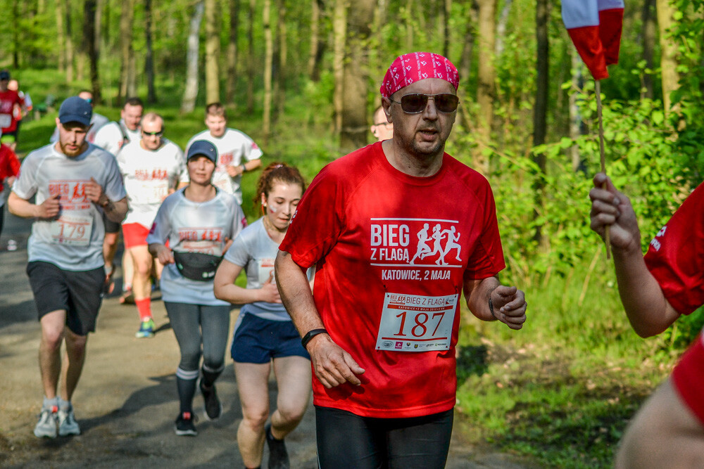 Około tysiąc osób wzięło udział w kolejnej edycji Biegu z Flagą na terenie Doliny Trzech Stawów w Katowicach. Biegacze i zawodnicy nordic walking w białych i czerwonych koszulkach ułożyli wspólnie długą na około sto metrów żywą flagę. Mamy zdjęcia!