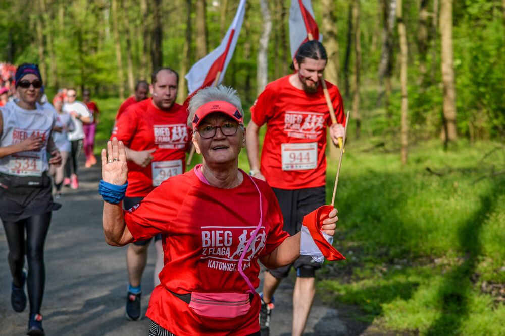 Około tysiąc osób wzięło udział w kolejnej edycji Biegu z Flagą na terenie Doliny Trzech Stawów w Katowicach. Biegacze i zawodnicy nordic walking w białych i czerwonych koszulkach ułożyli wspólnie długą na około sto metrów żywą flagę. Mamy zdjęcia!