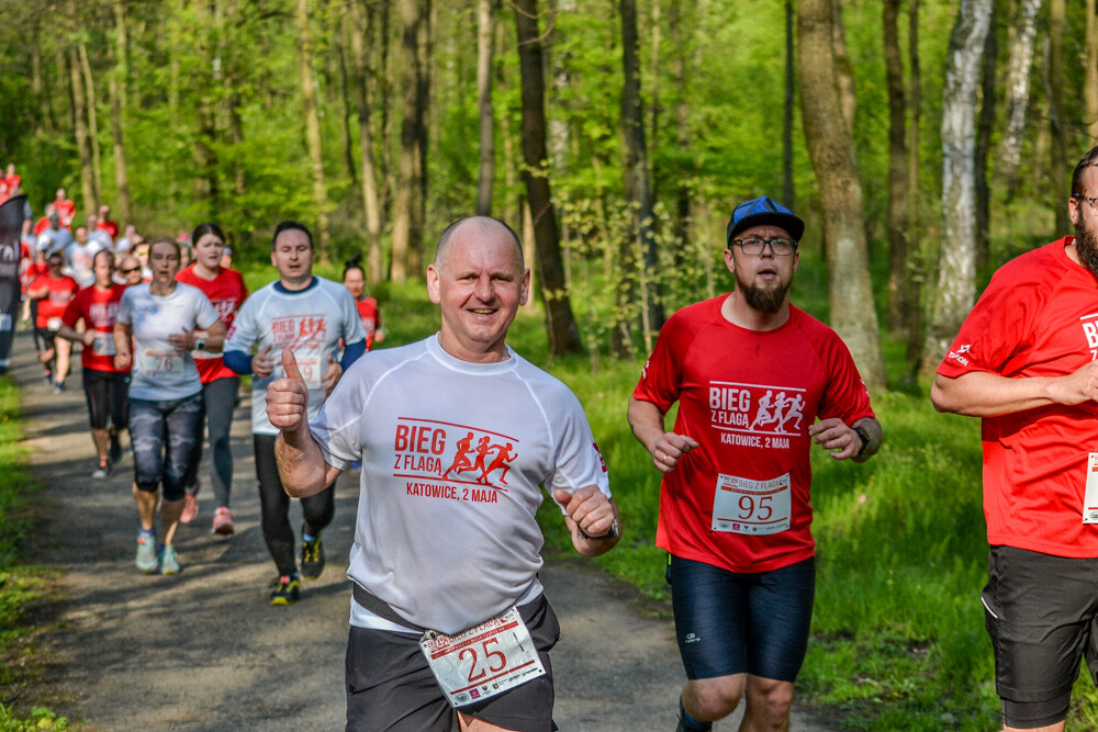 Około tysiąc osób wzięło udział w kolejnej edycji Biegu z Flagą na terenie Doliny Trzech Stawów w Katowicach. Biegacze i zawodnicy nordic walking w białych i czerwonych koszulkach ułożyli wspólnie długą na około sto metrów żywą flagę. Mamy zdjęcia!