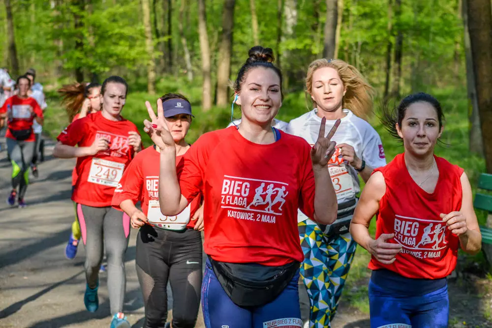 Około tysiąc osób wzięło udział w kolejnej edycji Biegu z Flagą na terenie Doliny Trzech Stawów w Katowicach. Biegacze i zawodnicy nordic walking w białych i czerwonych koszulkach ułożyli wspólnie długą na około sto metrów żywą flagę. Mamy zdjęcia!