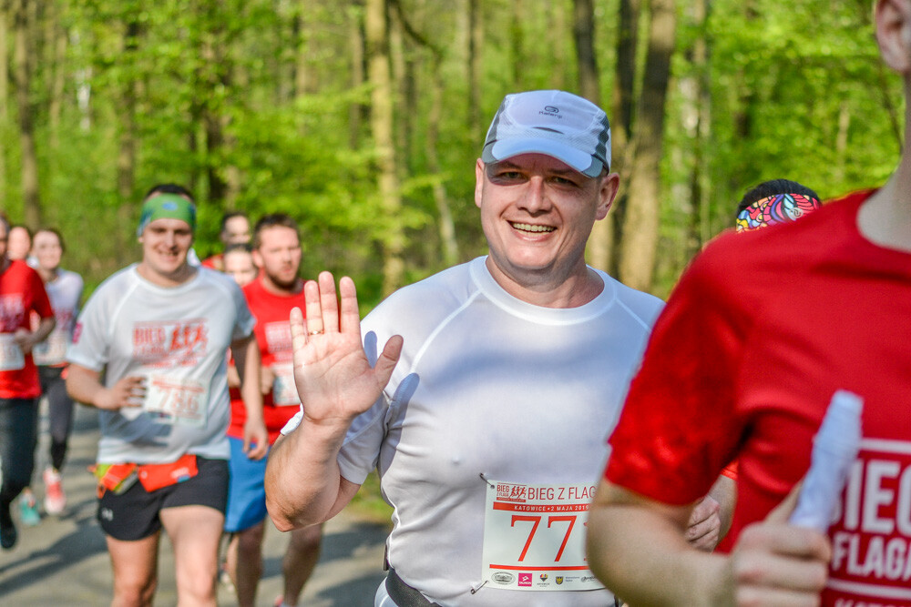 Około tysiąc osób wzięło udział w kolejnej edycji Biegu z Flagą na terenie Doliny Trzech Stawów w Katowicach. Biegacze i zawodnicy nordic walking w białych i czerwonych koszulkach ułożyli wspólnie długą na około sto metrów żywą flagę. Mamy zdjęcia!