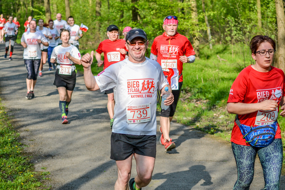 Około tysiąc osób wzięło udział w kolejnej edycji Biegu z Flagą na terenie Doliny Trzech Stawów w Katowicach. Biegacze i zawodnicy nordic walking w białych i czerwonych koszulkach ułożyli wspólnie długą na około sto metrów żywą flagę. Mamy zdjęcia!
