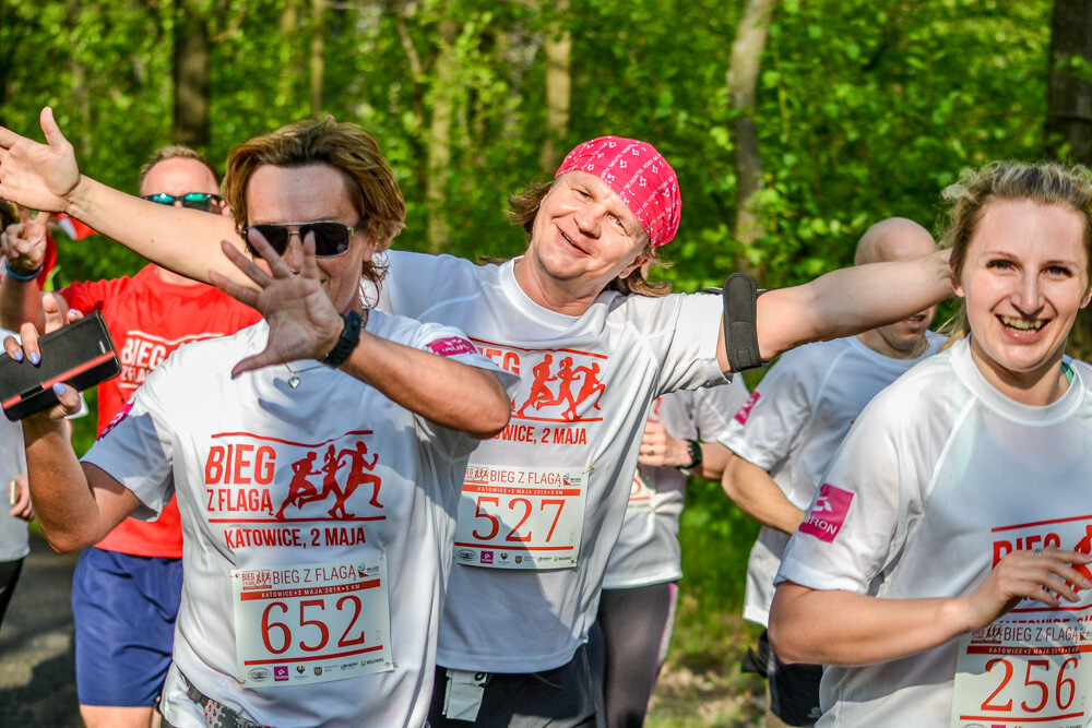 Około tysiąc osób wzięło udział w kolejnej edycji Biegu z Flagą na terenie Doliny Trzech Stawów w Katowicach. Biegacze i zawodnicy nordic walking w białych i czerwonych koszulkach ułożyli wspólnie długą na około sto metrów żywą flagę. Mamy zdjęcia!