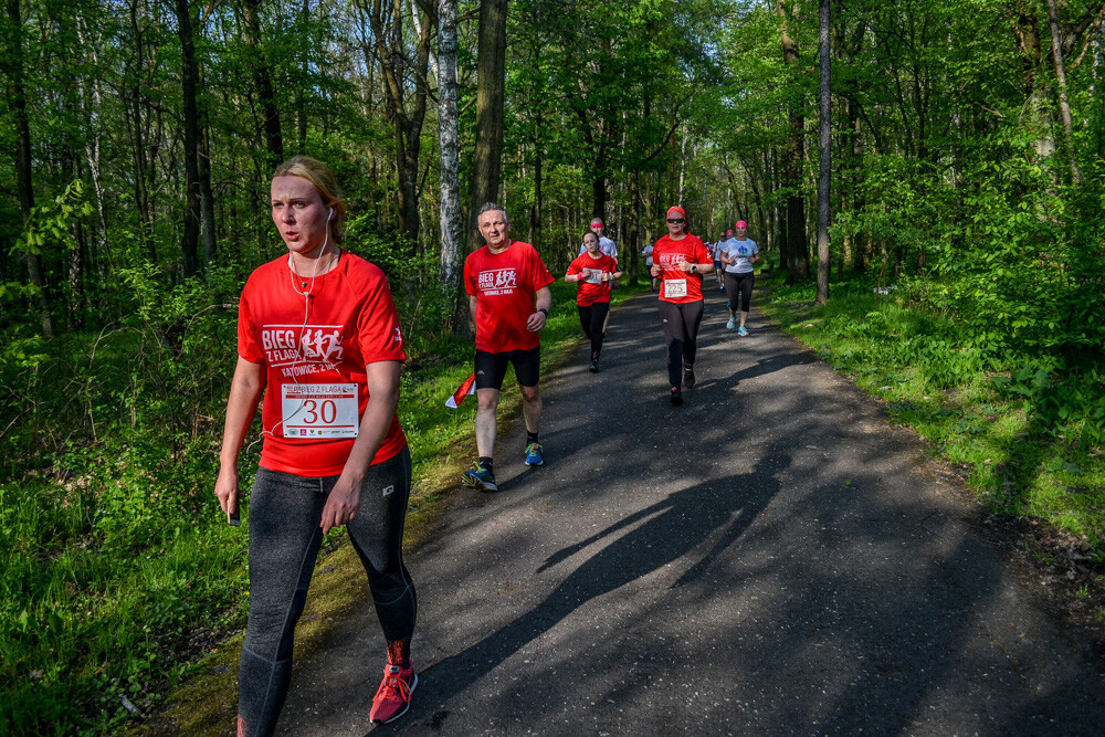 Około tysiąc osób wzięło udział w kolejnej edycji Biegu z Flagą na terenie Doliny Trzech Stawów w Katowicach. Biegacze i zawodnicy nordic walking w białych i czerwonych koszulkach ułożyli wspólnie długą na około sto metrów żywą flagę. Mamy zdjęcia!