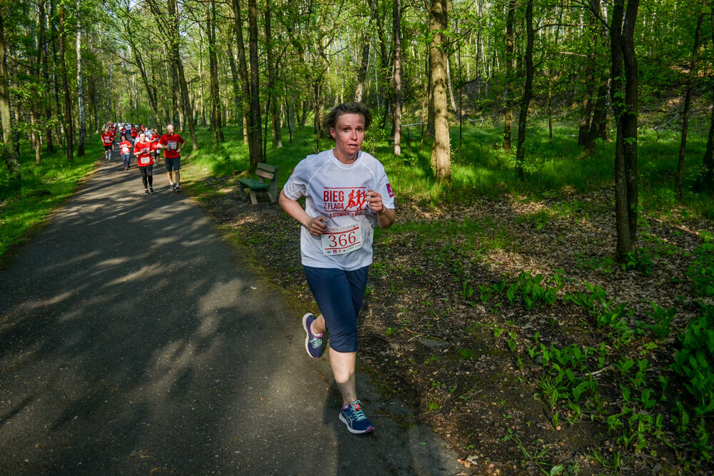 Około tysiąc osób wzięło udział w kolejnej edycji Biegu z Flagą na terenie Doliny Trzech Stawów w Katowicach. Biegacze i zawodnicy nordic walking w białych i czerwonych koszulkach ułożyli wspólnie długą na około sto metrów żywą flagę. Mamy zdjęcia!