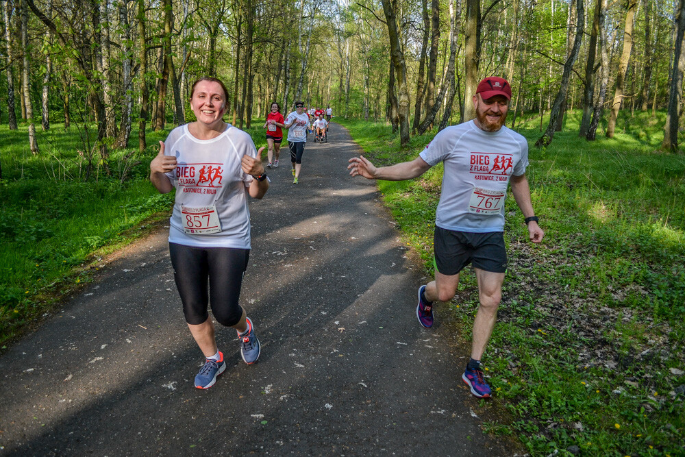 Około tysiąc osób wzięło udział w kolejnej edycji Biegu z Flagą na terenie Doliny Trzech Stawów w Katowicach. Biegacze i zawodnicy nordic walking w białych i czerwonych koszulkach ułożyli wspólnie długą na około sto metrów żywą flagę. Mamy zdjęcia!